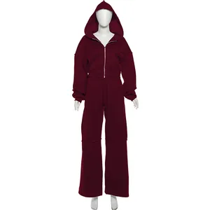 Vue de face du survêtement bordeaux pour femme avec veste à capuche et pantalon large