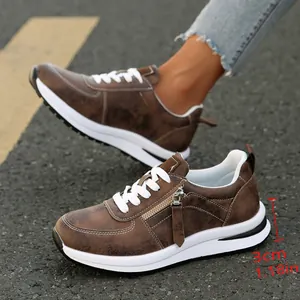 Λεπτομέρεια καφέ γυναικείων sneakers με λευκή σόλα πλατφόρμας πάχους 3 εκατοστών