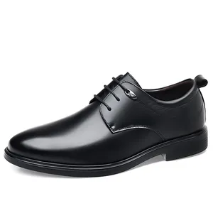 Chaussures de ville classiques en cuir noir pour hommes avec lacets et semelle souple.