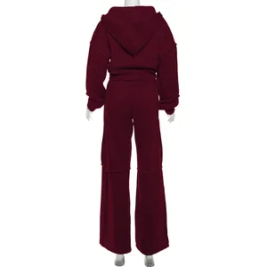 Vue arrière de l'ensemble deux pièces bordeaux avec sweat à capuche et pantalon large