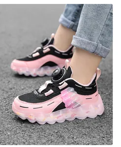 Detailaufnahme von Mädchen-Sneakern in Rosa und Schwarz mit welliger transparenter Sohle