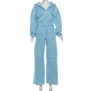 Vue d'ensemble d'un ensemble bleu clair à capuche et pantalon large deux pièces.