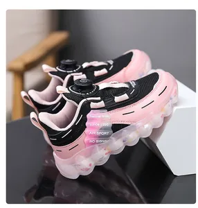 Detail des pinkfarbenen Mädchen-Sneakers mit welliger Sohle und Drehverschluss