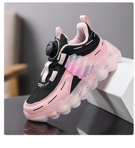 Detailansicht der pink-schwarzen klobigen Mädchen-Sneaker mit Drehverschlusssystem.