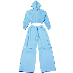 Vue détaillée d'un ensemble bleu clair avec sweat à capuche court et pantalon large