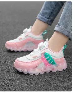 Detail der rosa-weißen Mädchen-Sneaker mit atmungsaktivem Mesh und dicker Sohle.