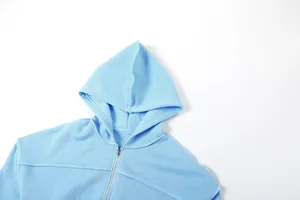 Gros plan détaillé d'un sweat à capuche bleu clair zippé montrant la texture