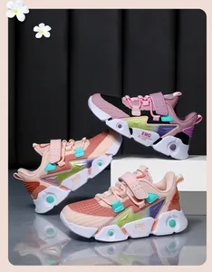 Vue détaillée des baskets en maille pour enfants avec velcro et semelle légère en EVA.