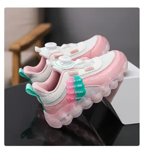 Seitenansicht rosa klobige Mädchen-Sneaker mit Mesh-Obermaterial und Drehverschluss