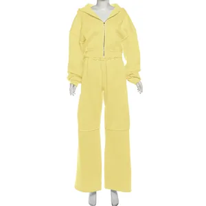Vue détaillée d'un ensemble sweat à capuche zippé jaune clair et pantalon large taille haute