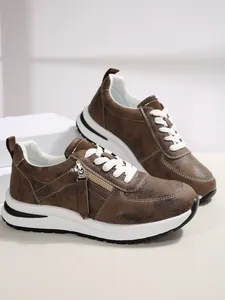 Λεπτομερής όψη καφέ sneakers από συνθετικό δέρμα με πλαϊνό φερμουάρ και λευκά κορδόνια