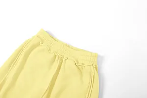 Détail du pantalon de jogging jaune à taille haute avec ceinture élastique à volants