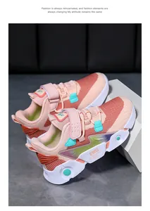 Détail de baskets en mesh rose pour enfants avec velcro et semelle blanche robuste