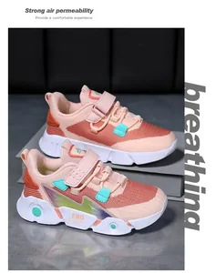 Détail de baskets en mesh respirant pour enfants en rose et orange