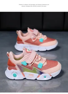 Baskets respirantes en mesh rose pour enfants avec motif éclair stylé sur le côté