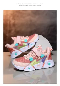 Vue détaillée des baskets en maille rose pour enfants avec des accents colorés