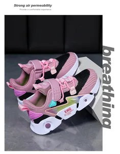 Détail de chaussures de sport en mesh rose et noir respirantes pour enfants.
