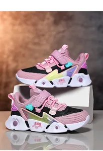 Vue détaillée de baskets en mesh rose pour enfants avec fermeture à scratch.