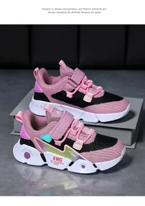 Vue latérale détaillée de chaussures de sport en mesh respirant rose et noir pour enfants