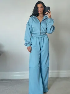 Ensemble de détente bleu clair deux pièces avec sweat à capuche et pantalon large taille haute.