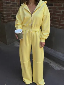 Ensemble de détente chic jaune pastel deux pièces avec veste à capuche et pantalon large.