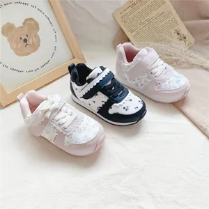 Mädchen-Sneaker mit Blumenmuster in drei Farben, Klettverschluss und süßem Spitzenbesatz.
