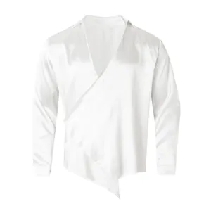 Détail d'une chemise pour homme en satin blanc avec un design asymétrique