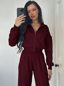 Ensemble de survêtement bordeaux deux pièces avec veste à capuche zippée et pantalon