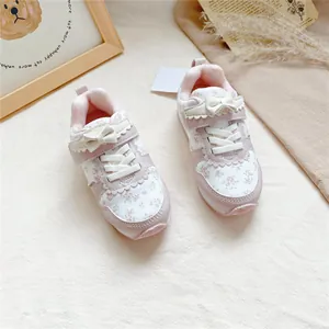 Detailansicht der rosa Mädchen-Sneaker mit Blumenmuster und einer süßen Schleife