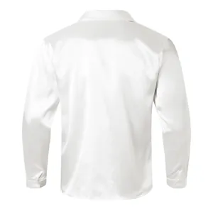Vue arrière détaillée d'une chemise à manches longues en satin de soie blanche pour hommes