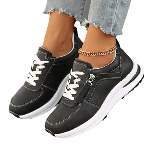 Κομψά μαύρα γυναικεία sneakers με χοντρή λευκή σόλα και διακοσμητικό πλαϊνό φερμουάρ