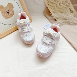 Detailansicht der leichten Blumen-Sneaker für Mädchen mit Schleife und Klettverschluss