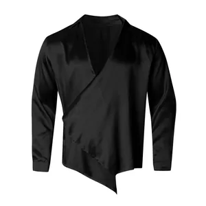 Détail d'une chemise en soie noire pour homme avec un ourlet asymétrique unique