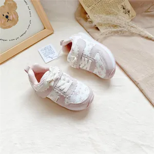 Detailansicht der rosa Mädchen-Sneaker mit Blumenmuster, Schleife und Gummisohle