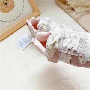 Nahaufnahme der rosa Blumen-Sneaker für Mädchen mit weißer Schleife und leichtem Design