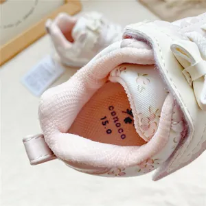 Detailansicht der rosa geblümten Mädchen-Sneaker mit weichem Futter und Größe 15.0
