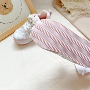 Detailansicht der leichten Kinder-Blumensneaker mit rosa rutschfester Wellensohle