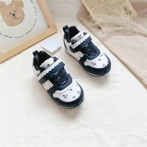 Detailansicht der leichten Blumen-Sneaker für Mädchen mit klettverschluss in Dunkelblau.