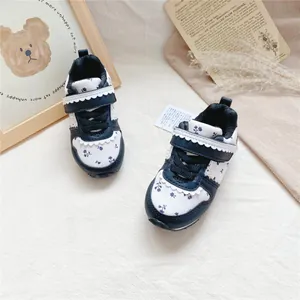 Detailansicht der dunkelblauen Blumen-Sneaker für Kinder mit Spitzenbesatz.