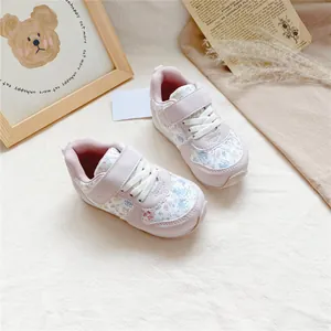 Detailansicht der leichten rosa geblümten Mädchen-Sneaker mit dem Klettverschluss