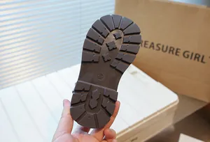 Detailopname van de duurzame antislip rubberen zool voor winterlaarzen voor meisjes