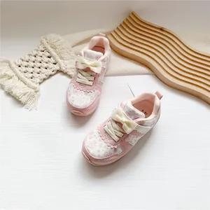 Detailansicht der rosa geblümten Sneaker für Mädchen mit dekorativer Schleife und Texturen.