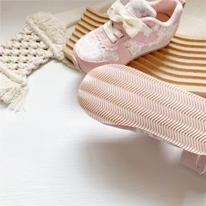 Detailansicht floraler Mädchen-Sneaker mit rosa rutschfester Gummisohle und Schleife.