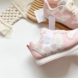 Detailansicht der pinkfarbenen Mädchen-Sneaker mit Blumenmuster und Klettverschluss-Riemen