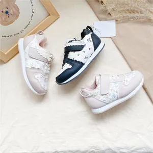 Hochwertige, leichte Sneaker mit Blumenmuster für Kleinkinder in Rosa und Marineblau