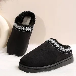 Détail rapproché de pantoufles noires à plateforme avec doublure en fausse fourrure douce