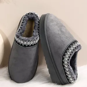 Gros plan de chaussons d'hiver gris avec doublure en fourrure et semelles compensées