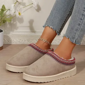 Vue détaillée de bottes de neige chaudes pour femmes avec motif ethnique et semelle