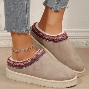 Gros plan de bottes de neige chaudes pour femmes avec doublure en fourrure et semelle.