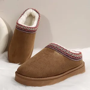Vue détaillée de bottes de neige marron avec semelle épaisse et doublure en fourrure